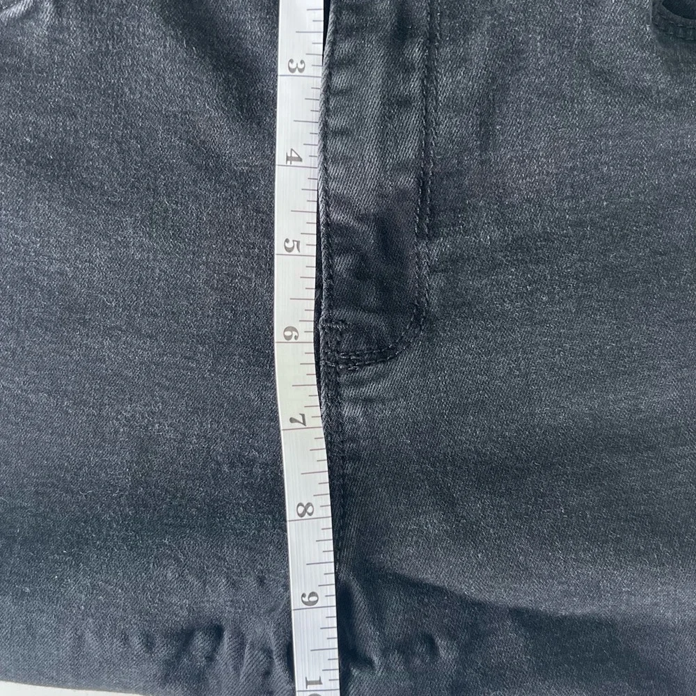 black, high-waisted skinny jeans from the brand JUSTBLACK.